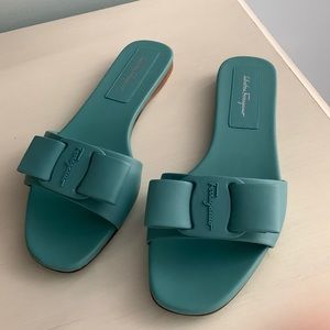 Salvatore Ferragamo Vicky Sandals sz. 37 1/2C